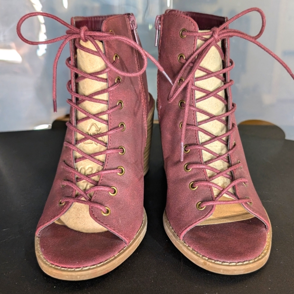 Mossimo Kendra 7.5 vegan mulberry blockheel gladiator lace‎ & zip peeptoe boots